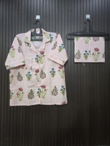 เสื้อครอปและกางเกงขาสั้นลายดอกไม้ ผ้าฝ้ายออร์แกนิค 100% ระบายอากาศได้ดี นุ่มพิเศษ เซ็กซี่ สวมใส่สบาย - Product Image 1