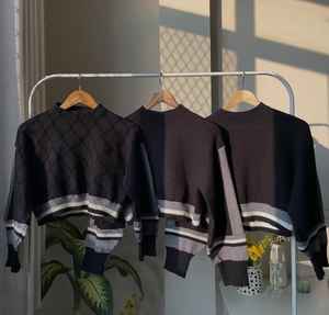 เสื้อคาร์ดิแกนถักไหมพรมคอกลมสำหรับผู้หญิง พร้อมดีเทลผ้าลูกไม้ถักมือระบายอากาศได้ดี - Product Image 6