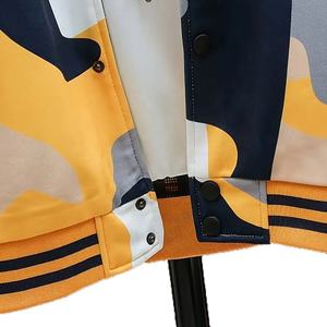 Chaqueta Varsity Sublimada Personalizada con Mangas de Cuero y Diseño Impreso, Chaqueta Varsity Unisex para Hombre, Gruesa y Cálida - Product Image 4