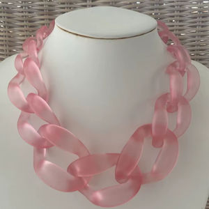 Collier ras du cou en acrylique rose givré avec chaîne épaisse en résine, bijou fantaisie pour femme, accessoire de décoration pour le cou - Product Image 1