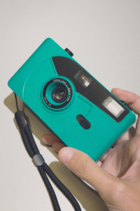 Cámara de Fotos Compacta Reutilizable de 35 mm, Funciona con Pilas AA, Enfoque Fijo Automático, Fabricada en Plástico en China, Regalo Promocional para Bodas, Amarillo, Negro, Rosa - Product Image 4