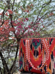 กระเป๋าถือสะพายไหล่ผ้าฝ้ายทำมือสไตล์ชาติพันธุ์สำหรับผู้หญิง กระเป๋าโท้ทแบบอินเดียลายควิลท์ กระเป๋าโท้ทแฟชั่นสำหรับซื้อของชำ - Product Image 4