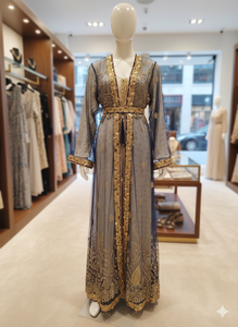 ชุดกะฟตันโมร็อกโกสีน้ำเงินและสีทองปักลายด้วยมืออย่างประณีต – ชุดอาบายะผ้าชีฟองไหมหรูหราพร้อมรายละเอียดเลื่อมที่ประณีตและเข็มขัด - Product Image 3