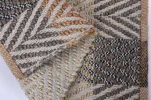 พรมใยปอกระเจาทอมือ ขนาด 3 ฟุต x 2 ฟุต เป็นมิตรกับสิ่งแวดล้อม ใช้งานได้ยาวนาน เหมาะสำหรับพื้นที่ภายในบ้าน ปลอดภัยสำหรับสัตว์เลี้ยง ทนทานต่อการใช้งานหนัก  แบบทัฟท์ขนสั้น - Product Image 6