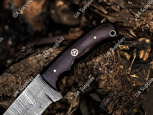 มีดทำมือเหล็กดามัสกัสแบบเต็มด้าม ปลายหยดน้ำ คมเฉียง สำหรับกิจกรรมเอาตัวรอดกลางแจ้ง ตั้งแคมป์ พกพาประจำวัน (EDC) ด้ามไม้พะยูง พร้อมปลอกไม้  รับผลิตแบบ OEM - Product Image 3