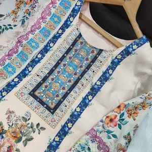 Ensemble prêt-à-porter 3 pièces en mousseline avec imprimés floraux vibrants, comprenant un salwar, une anarkali, un kurta, un pantalon et une dupatta, robe longue. - Product Image 3