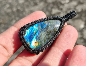 Collar con Colgante de Labradorita Azul Brillante Hecho a Mano, Cordón Negro, Piedra Preciosa Natural, Joyería de Cristal Curativa de Estilo Boho Tribal - Product Image 2