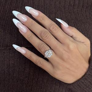 Bague de fiançailles à trois pierres en diamant de laboratoire taille radiant de 5 carats _ Pierres latérales trapézoïdales _ Certifiée IGI _ 18 carats - Product Image 2