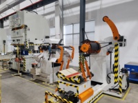 Dérouleur, redresseur et alimentateur 3-en-1 HAIWEI avec roulement et engrenage pour presse à poinçonner et machine de profilage de tôles 2,2-4,5 kW 1-18 m/min