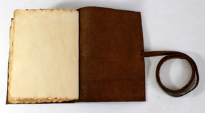 Charme rustique avec des cordons en cuir décoratifs cousus sur le dos, ajoutant une touche d'antiquité magique à ce magnifique journal vintage. - Product Image 2