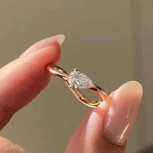 แหวนเพชรทรงลูกแพร์ 1.01 กะรัต แบบ East West เพาะเลี้ยงในห้องปฏิบัติการ สำหรับผู้หญิง ทองคำแท้ 14K แหวนสัญญาสำหรับคู่รัก - Product Image 1