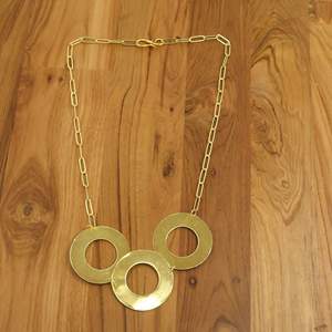 Collar llamativo de latón chapado en oro para mujer |   Collar con Colgante de Círculo Geométrico y Cadena de Clip |   Fabricación de Joyería OEM ODM - Product Image 2