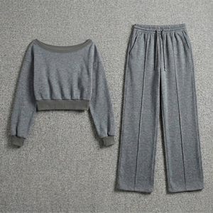 Conjunto de Sudadera Corta Asimétrica con Hombros Descubiertos y Pantalones Anchos para Mujer, Gris, Personalizado, de Algodón Tejido Oversize con Ribete en Contraste - Product Image 3