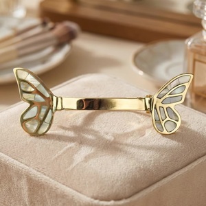 Poignée de meuble en laiton en forme de papillon avec incrustation de nacre, design contemporain et écologique pour l'ameublement - Product Image 2