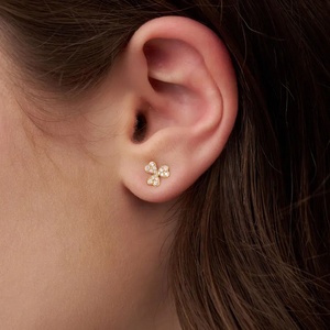 Boucles d'oreilles clous trèfle pavé de diamants 14K, fabricant de bijoux sur mesure, diamants de clarté E/F - VVS/VS, boucles d'oreilles clous triple trèfle - Product Image 1