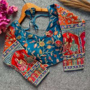 Blusa de Novia de Diseño Elegante en Chinon Pesado con Estampado Posicionado, Crepé Acolchado, Completamente Cosida y Lista para Usar - Product Image 2