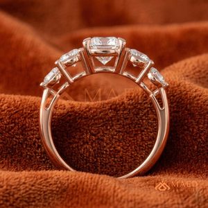 แหวนมอสซาไนต์ทรงกลมสีโรสโกลด์หรูหรา 5 เม็ด ดีไซน์สำหรับรับปริญญา แหวนหมั้นสำหรับผู้หญิง เครื่องประดับชั้นดีที่มีเอกลักษณ์ - Product Image 3