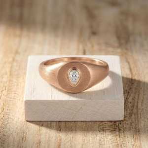 Bague de fiançailles en diamant de laboratoire taille poire, bande brossée, couleur E VVS, or massif 10K 14K 18K, certifiée IGI, bague de mariée de luxe - Product Image 2