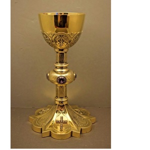 Cáliz y Ciborio de Metal con Acabado Dorado de Lujo para la Comunión y Ceremonias Eucarísticas - Product Image 6