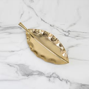 Plateau en feuille d'argent, élégant, lignes métalliques fines, mettant en valeur les veines délicates et les bords ondulés, plat de service moderne et élégant. - Product Image 2
