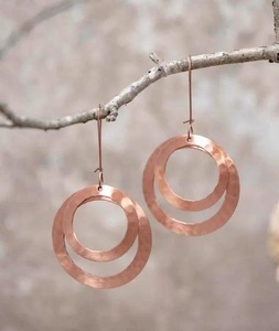 Boucles d'oreilles créoles en cuivre plaqué or 18 carats, personnalisées de luxe, avec pampilles en laiton à double perforation, gravure et impression, modèle moderne - Product Image 6