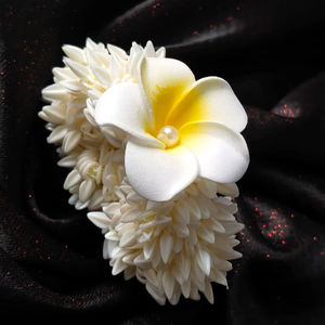 กำไลข้อมือดอกลีลาวดีพร้อมดอกมะลิหอม และพวงดอกไม้ประดับผมสำหรับงานเมห์นดี ฮัลดี ซันจีต นิกาห์ งานแต่งงาน - Product Image 1