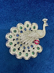 Broche de Plata 925 con Baño de Oro de 14 Quilates, Zafiro, Esmeralda, Rubí, Diamante y Moissanita de Corte Redondo - Product Image 5