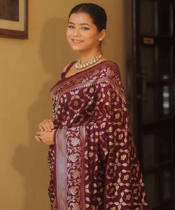 Sari de Seda Color Granate con Patrón Floral Dorado, Traje Tradicional Indio para Bodas, Largo hasta el Suelo, Corte Regular, Sari para Mujer - Product Image 2