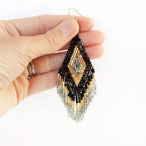 Boucles d'oreilles de luxe brodées de perles, entièrement personnalisées et fabriquées à la main par MD HANDICRAFTS - Product Image 4