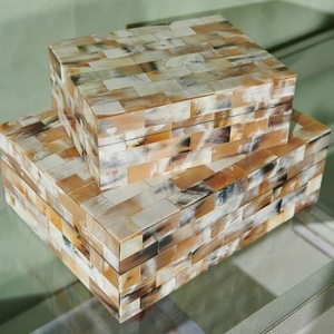 Pequeña caja decorativa hecha a mano de La India, patrón de azulejos en espiga, forma cuadrada, hueso de cuerno cincelado para almacenamiento de joyas - Product Image 3