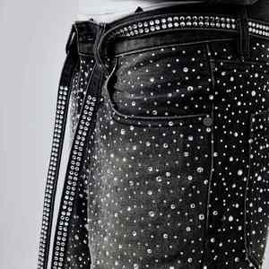 Libérez votre diva intérieur avec nos jeans glamour taille haute ornés de cristaux fins sur ce pantalon en denim à strass. - Product Image 6