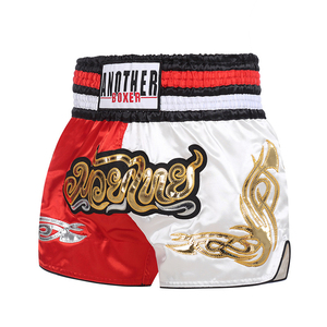 Shorts de boxe MMA personnalisés pour votre marque, avec broderie dorée sur le logo avant, en satin, pour la gym et le combat, short de Muay Thai respirant - Product Image 3