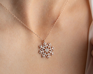 Collar con Colgante de Diamante Cultivado en Laboratorio en Forma de Copo de Nieve en Oro Amarillo - Product Image 3