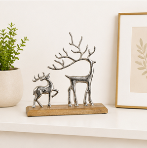 Figura Navideña Premium de Reno y Ciervo en Metal Plateado, Escultura Elegante de Aluminio Texturizado sobre Base de Madera Resistente para las Fiestas - Product Image 4