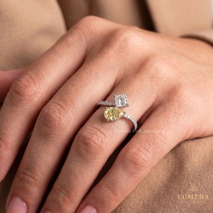 Bague Toi et Moi personnalisée certifiée IGI, avec deux pierres en diamant de laboratoire jaune taille poire et blanc taille princesse, et bande pavée - Product Image 1