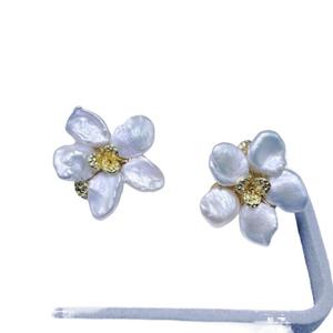 Boucles d'oreilles en perles d'eau douce naturelles de Zhuji, design français polyvalent en forme de pétale, pour la remplacement des cheveux ou une utilisation de niche - Product Image 5