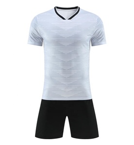 Ensemble de maillot de football pour homme à col en V, rayé blanc, manches courtes, en polyester respirant, coupe athlétique, toutes saisons 2027 - Product Image 1