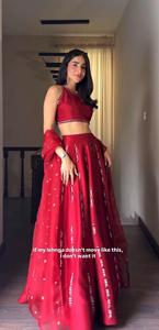 Ensemble de soirée de créateur en satin de soie Malai avec broderie de fils et de miroirs, comprenant un lehenga, une blouse brodée de fils et de miroirs et un dupatta en tissu filet. - Product Image 3
