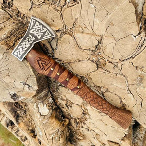Hacha Decorativa de Estilo Vikingo de Grado Industrial con Cabeza con Patrón Nórdico, Hoja de Acero al Carbono, Mango de Madera Envolvente y Aspecto Rústico - Product Image 1