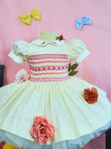 Robe pour bébé fille brodée à la main avec des manches bouffantes |   Robe de fête classique en coton smocké |   Robe pour tout-petits en gros OEM pour boutiques - Product Image 2