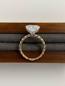 แหวนเพชรทรงหัวใจ 2.5 กะรัต สร้างในห้องปฏิบัติการ ประดับด้วยวงแหวนรอบเพชรแบบซ่อน ตัวเรือนทองคำขาว 14K ดีไซน์เกลียวแบบวินเทจ สำหรับงานหมั้นและงานแต่งงาน - Product Image 4