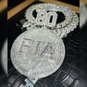 Collar con Colgante Redondo FJA Hecho a Mano, Acabado en Oro Blanco, Estilo Iced Out, con 80 Moissanitas en Forma de Corona - Product Image 1