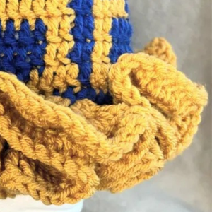 Bonnet en tricot crocheté bleu roi et or avec revers plissé épais et motif textuel, bonnet d'hiver chaud fait main pour hommes et femmes - Product Image 3