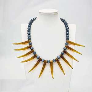 Collier en résine artisanal de luxe pour femmes, finition haute brillance, magnifique et tendance, avec perles de qualité supérieure, Inde. - Product Image 1