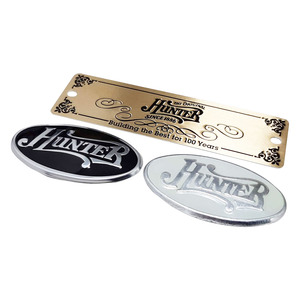 Placa Metálica en Relieve Colorida – Logotipo Dorado, Placa de Identificación en Blanco y Negro para Personalización - Product Image 1