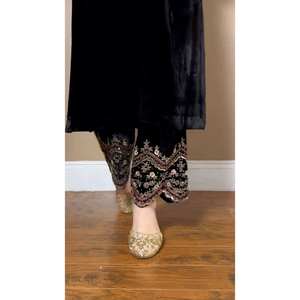 Conjunto de traje de fiesta para mujer con hilo y secuencia de trabajo superior-inferior y Dupatta para un aspecto elegante - Product Image 4