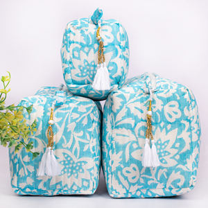 Ensemble de 3 trousses de maquillage de luxe en coton matelassé à motifs floraux, faites à la main, pour femmes, légères, pour voyage, promotionnelles, organiseur de cosmétiques - Product Image 2