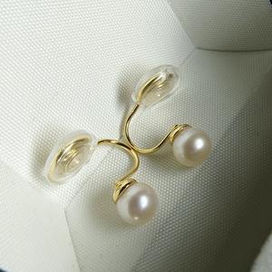 ต่างหูแบบหนีบมุกน้ำจืดไร้ตำหนิ ขนาด 6.5-7 มม. รูปทรงขดม้วนแบบกันยุง  สามารถปรับแต่งได้ พร้อมคลิปหนีบหูสีเงินฟรี - Product Image 2