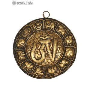 Tenture murale bouddhiste tibétaine OM de 7 pouces faite à la main en laiton au Népal - Product Image 2