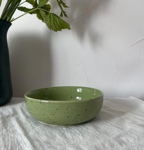 Tazón de Cerámica Color Verde Salvia con Diseño Moteado, Perfil Profundo Contemporáneo, Acabado de Esmalte Liso, Apto para Alimentos, Construcción Resistente, Ideal para Sopas y Ensaladas - Product Image 1